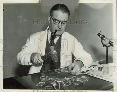 1937 Press Photo E.G. Lloyd makes unbreakable eye glass lenses, California