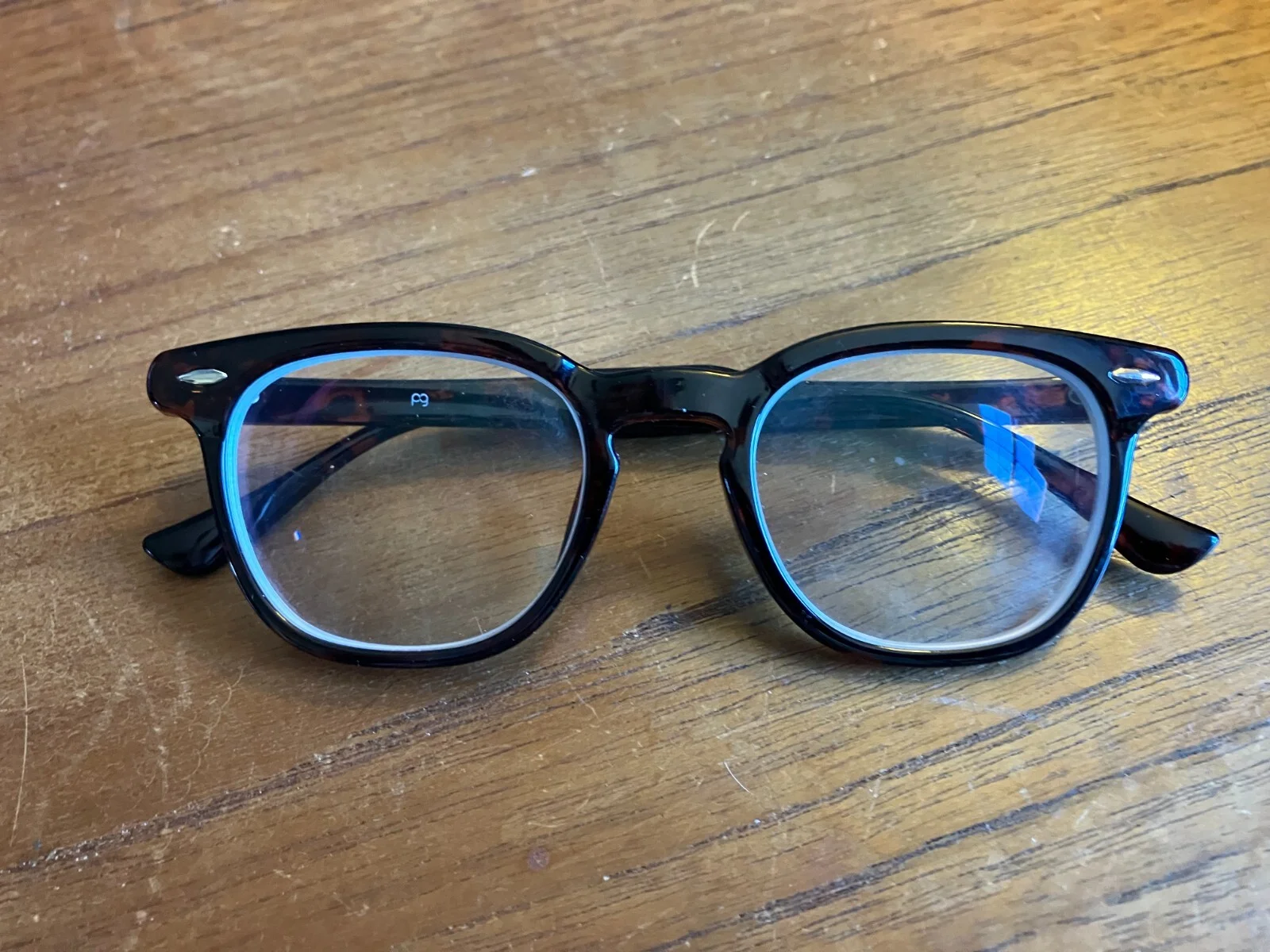 1950s, 1960s style, tortoise shell glasses, mid-century modern