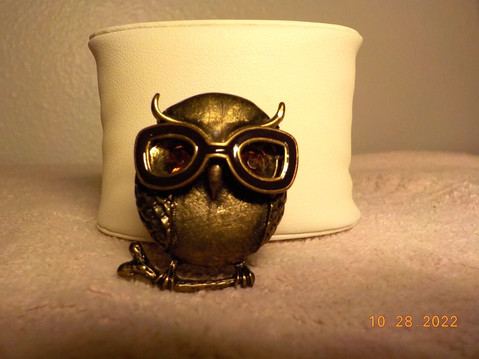 ANTIQUED GOLDTONE METAL OWL W/EYEGLASSES & RHINESTONE EYES STRETCH RING SIZE 7+