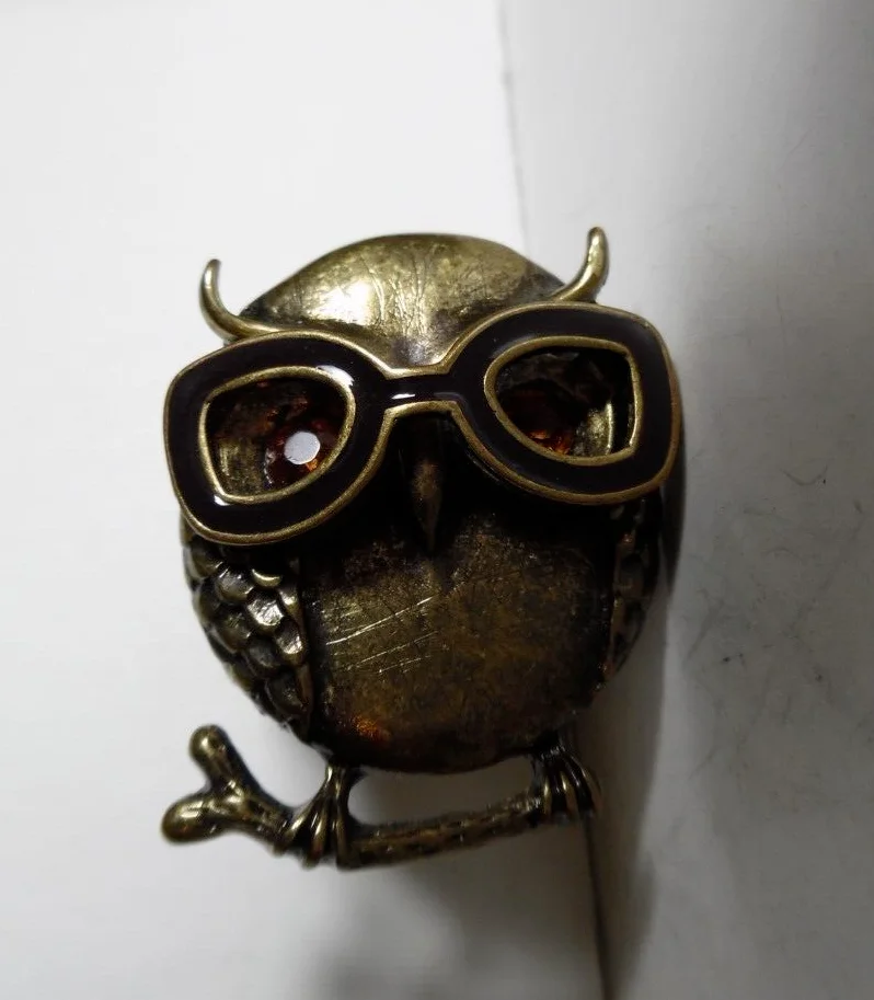 ANTIQUED GOLDTONE METAL OWL W/EYEGLASSES & RHINESTONE EYES STRETCH RING SIZE 7+ 3