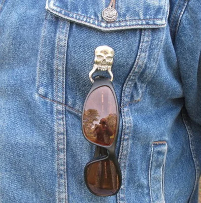BIKER SKULL SUNGLASS EYEGLASS HOLDER PEWTER VEST JACKET PIN PINS BROCH USA 2