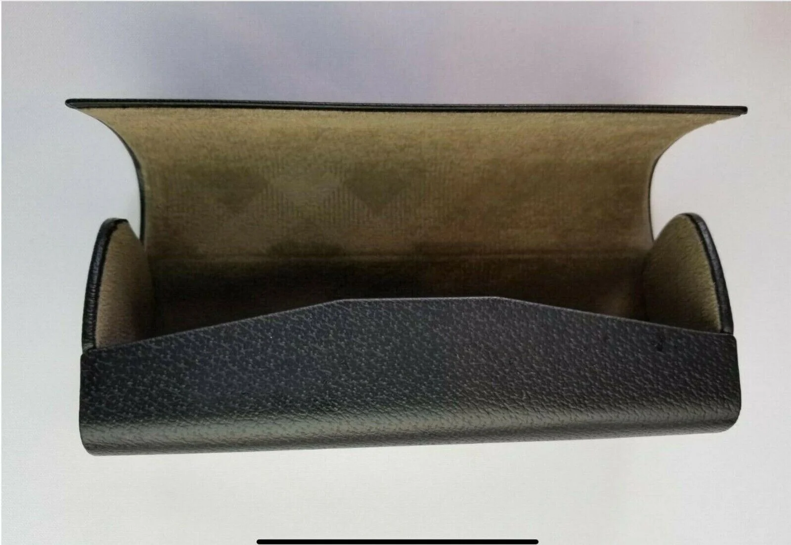 Burberry Eyeglasses /Sunglasses black Hard Case cleaning cloth & Box brand new 4
