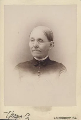 CABINET CARD PORTRAIT OF OLDER WELL-DRESSED WOMAN IN EYEGLASSES -PITTSBURGH, PA