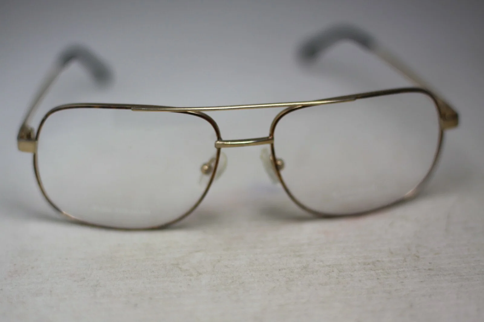 Charmant CH8105 GOLD COLORED 60-18-145 NEEDS REPAIR 9400