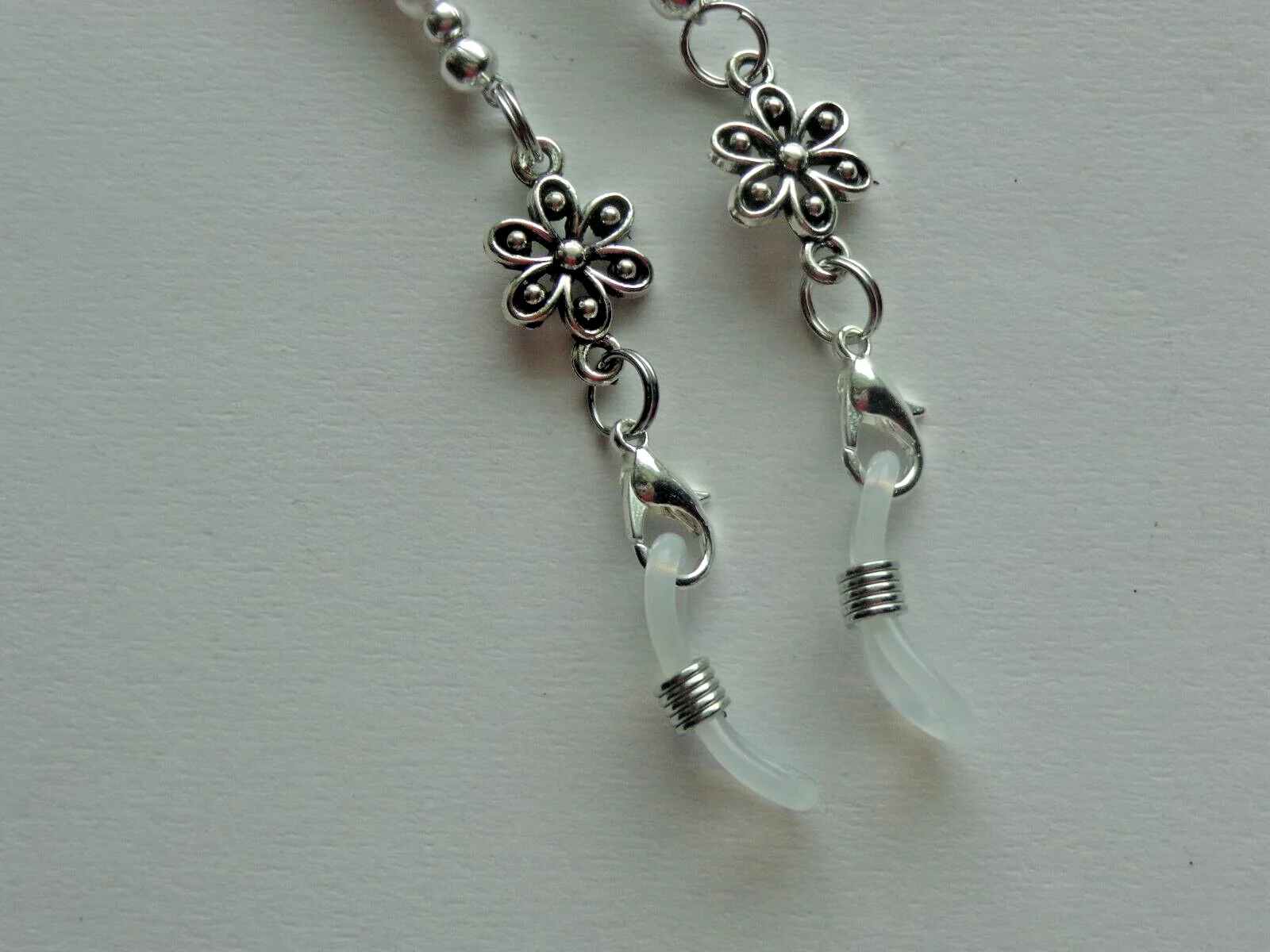 CLASSY PEARL FLOWERS EYEGLASSES HOLDER READERS CHAIN NECKLACE LOBSTER CLASPS