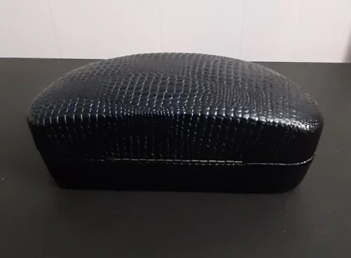 Corinne McCormack eyeglass/sunglass case, hard shell, dk blue, snakeskin pattern 4