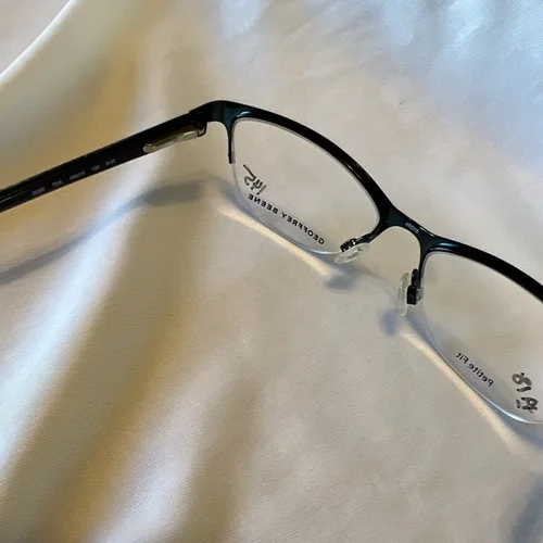 geoffrey beene Eyeglasses G220 Petite Fit. Size 48-15x130. Spring Hinges. 4