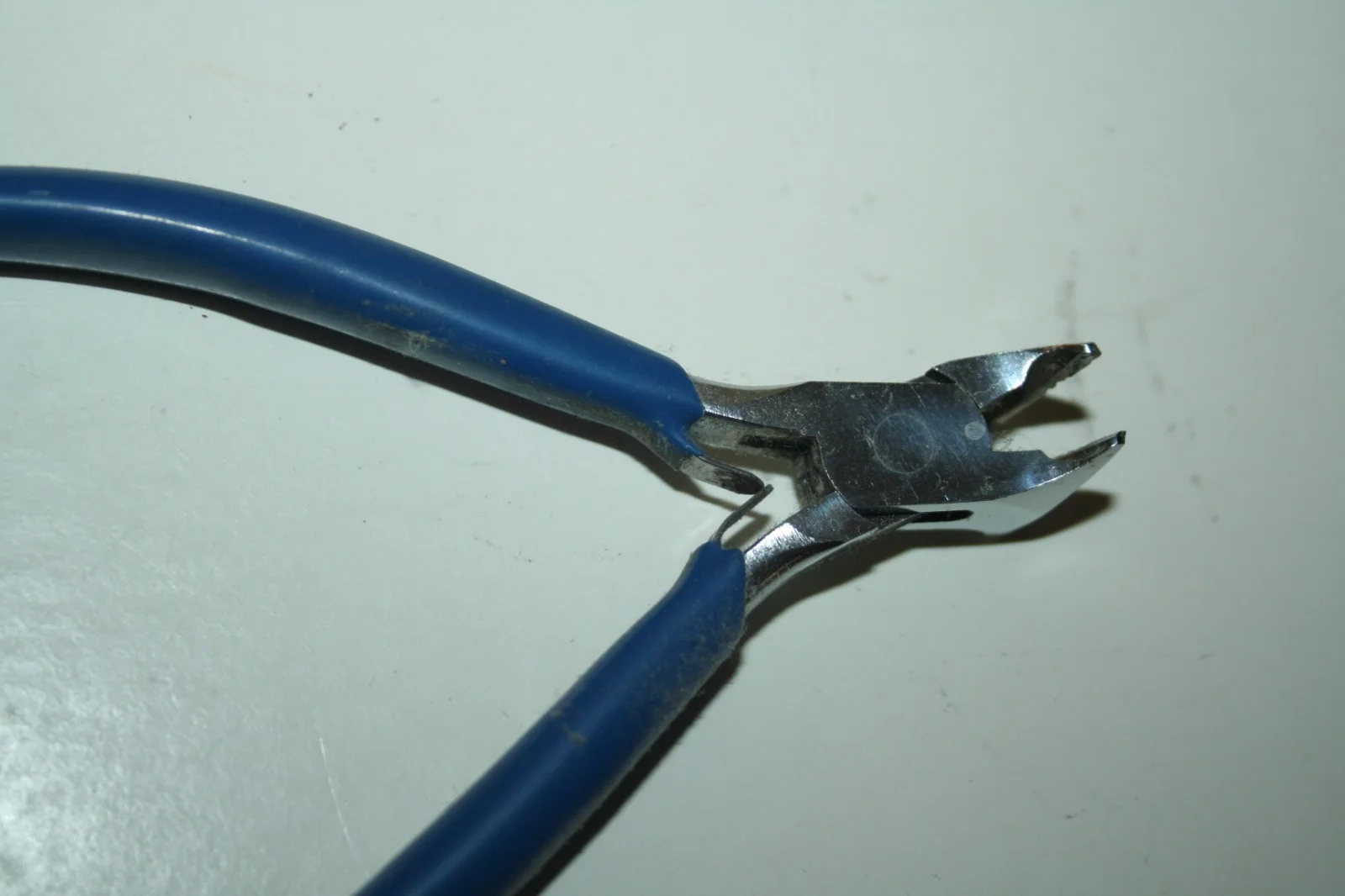 GFC Eyeglass Frame Adjustment Tool, Germany, Cutting Jaw with Slots for wire 2