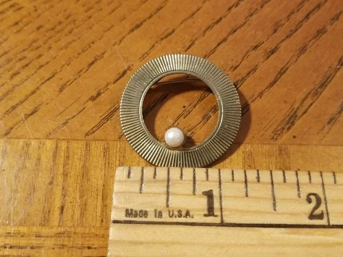 Gold Tone Open Eyeglass Holder Ring Round with Ridges and Faux Pearl Pin Brooch 2