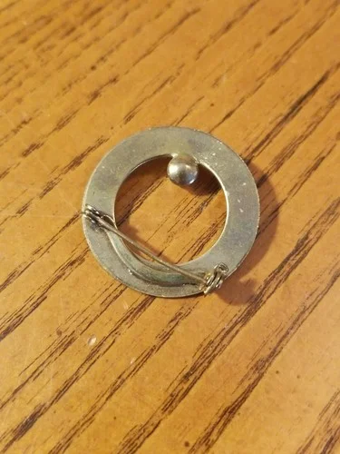 Gold Tone Open Eyeglass Holder Ring Round with Ridges and Faux Pearl Pin Brooch 3