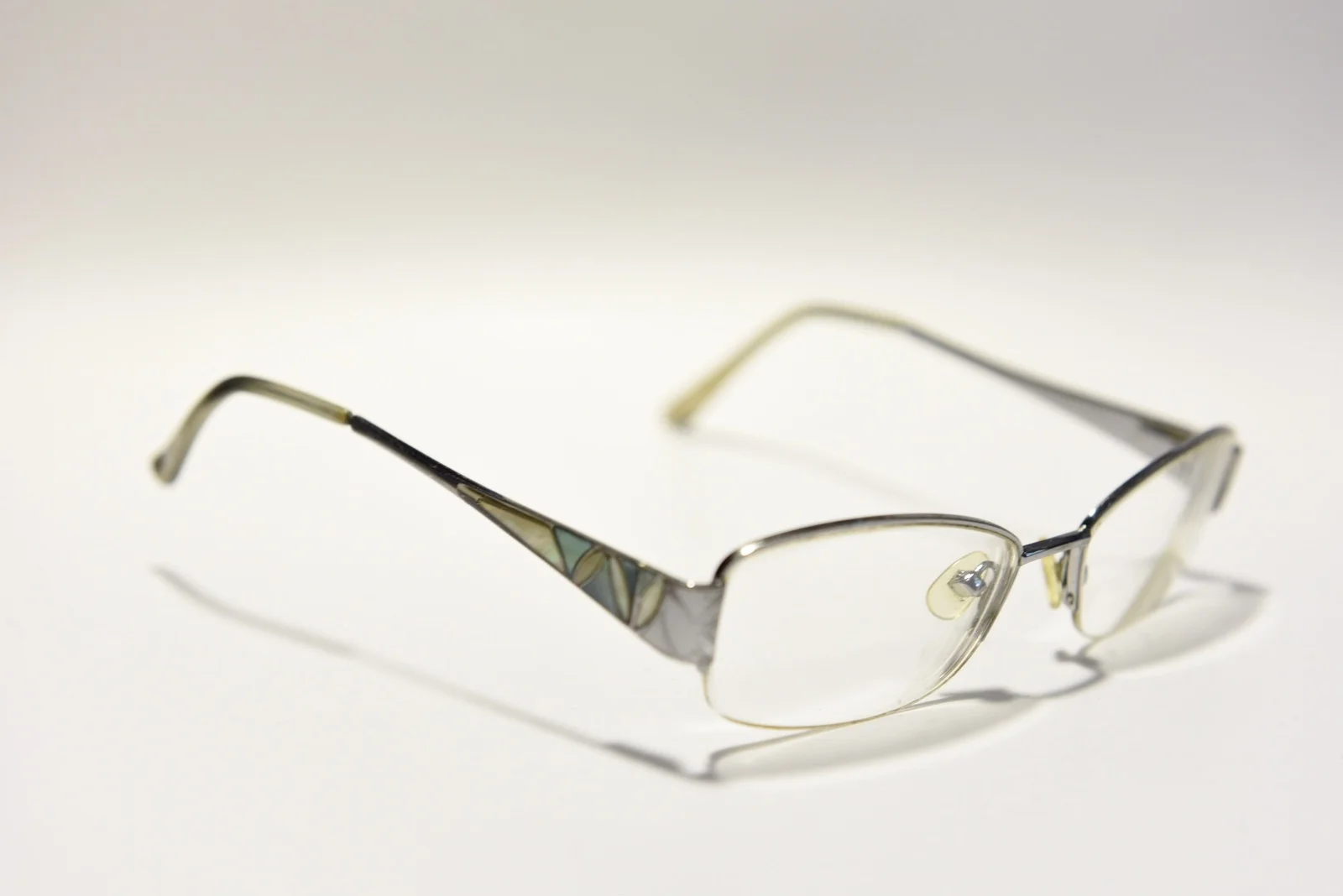 LIZ CLAIBORNE L319 HALF RIM SILVER MOTHER OF PEARL EYEGLASS FRAMES 53-17-135 2