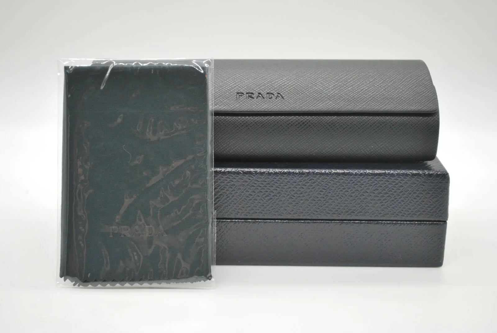 NEW PRADA AUTHENTIC EYEGLASSES SUNGLASSES BLACK ROUND HARD CASE AND CLOTH ONLY