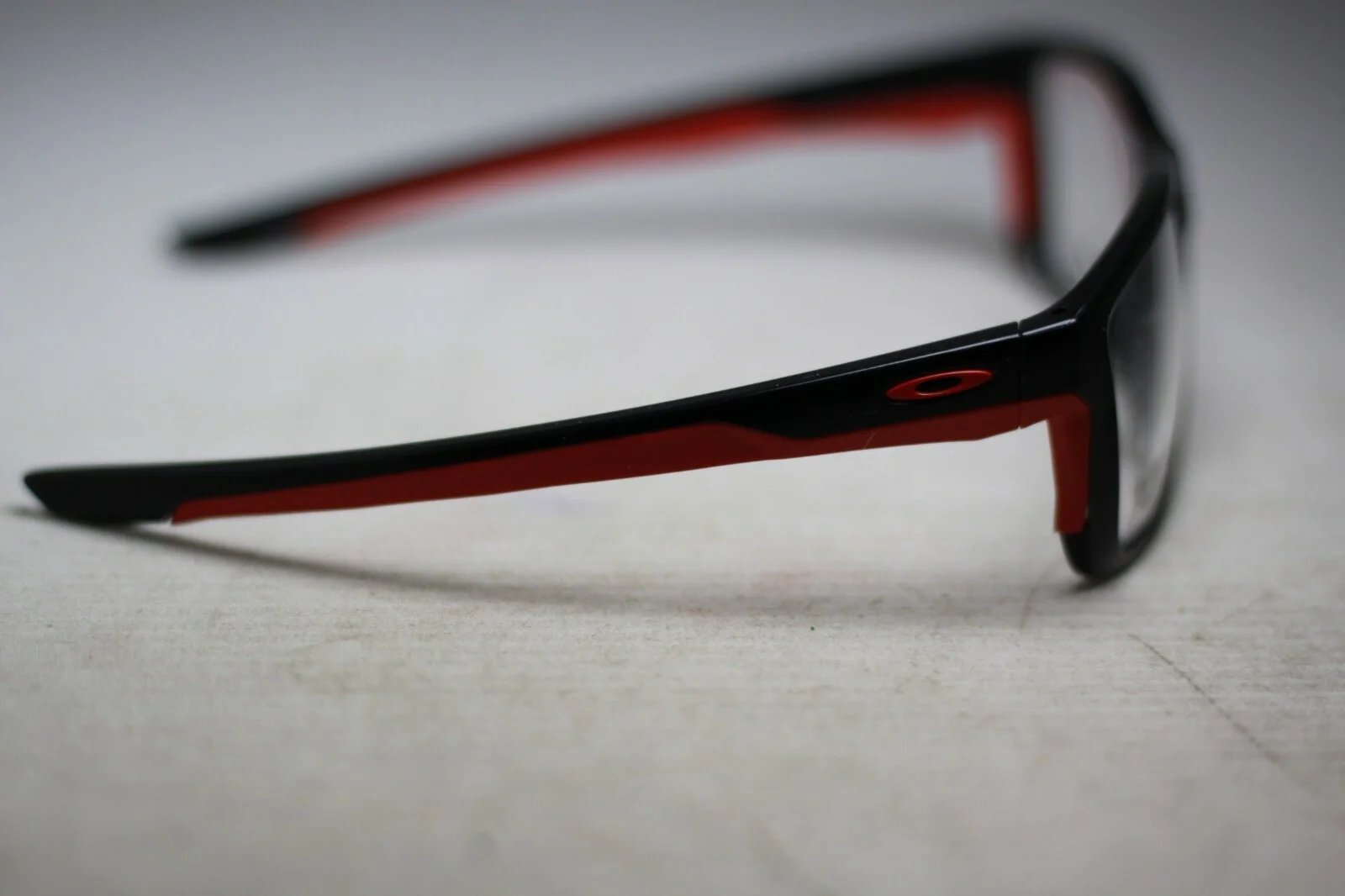 Oakley OX8128 0257 Mainlink Polished Black/Red 56-17-138 9519 2