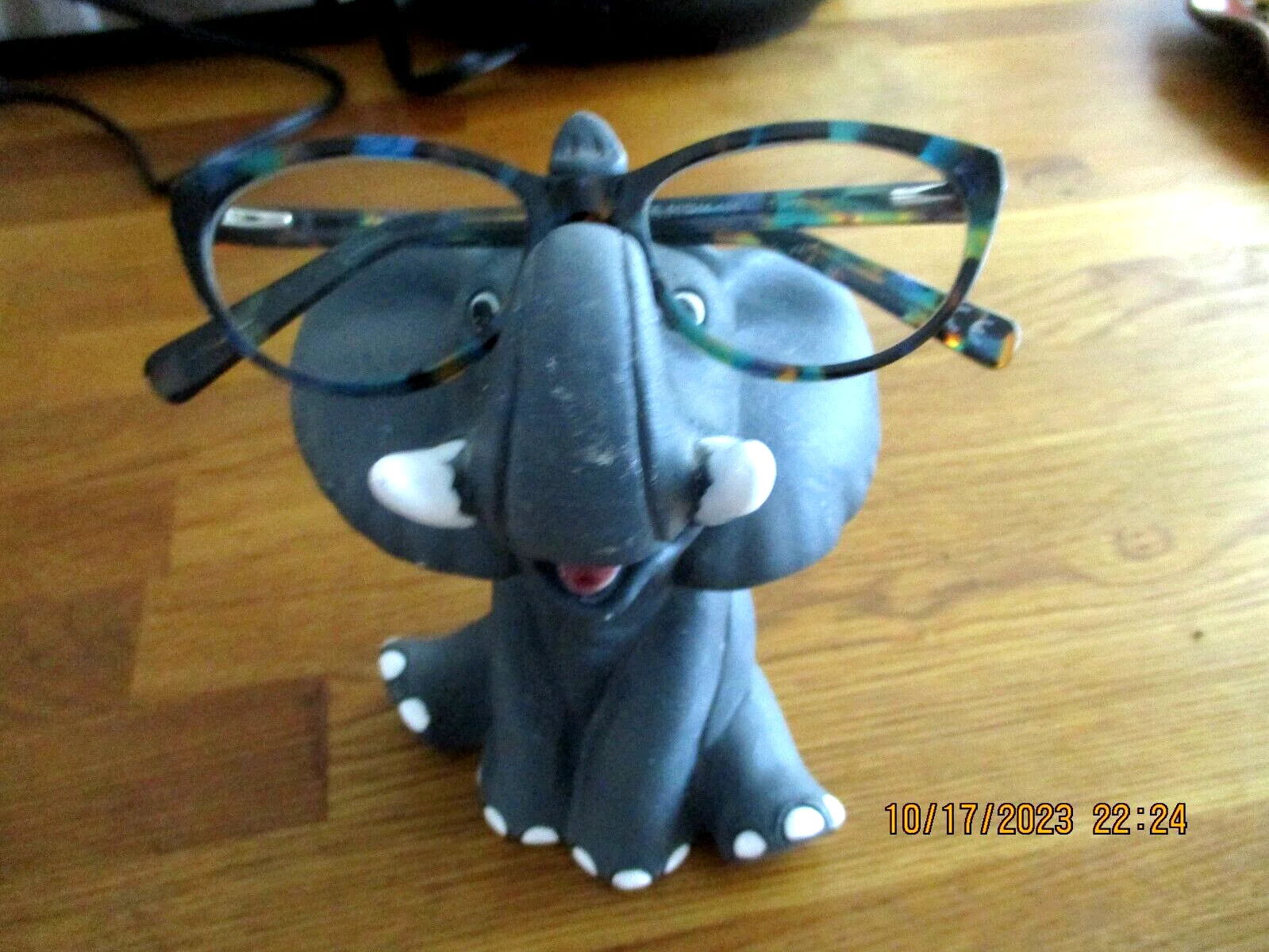 Sitting ELEPHANT Eyeglasses Holder Stand Resin Funny