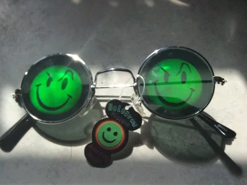SMILEY FACE EMOJI HOLOGRAM SUNGLASSES novelty glasses Holographic