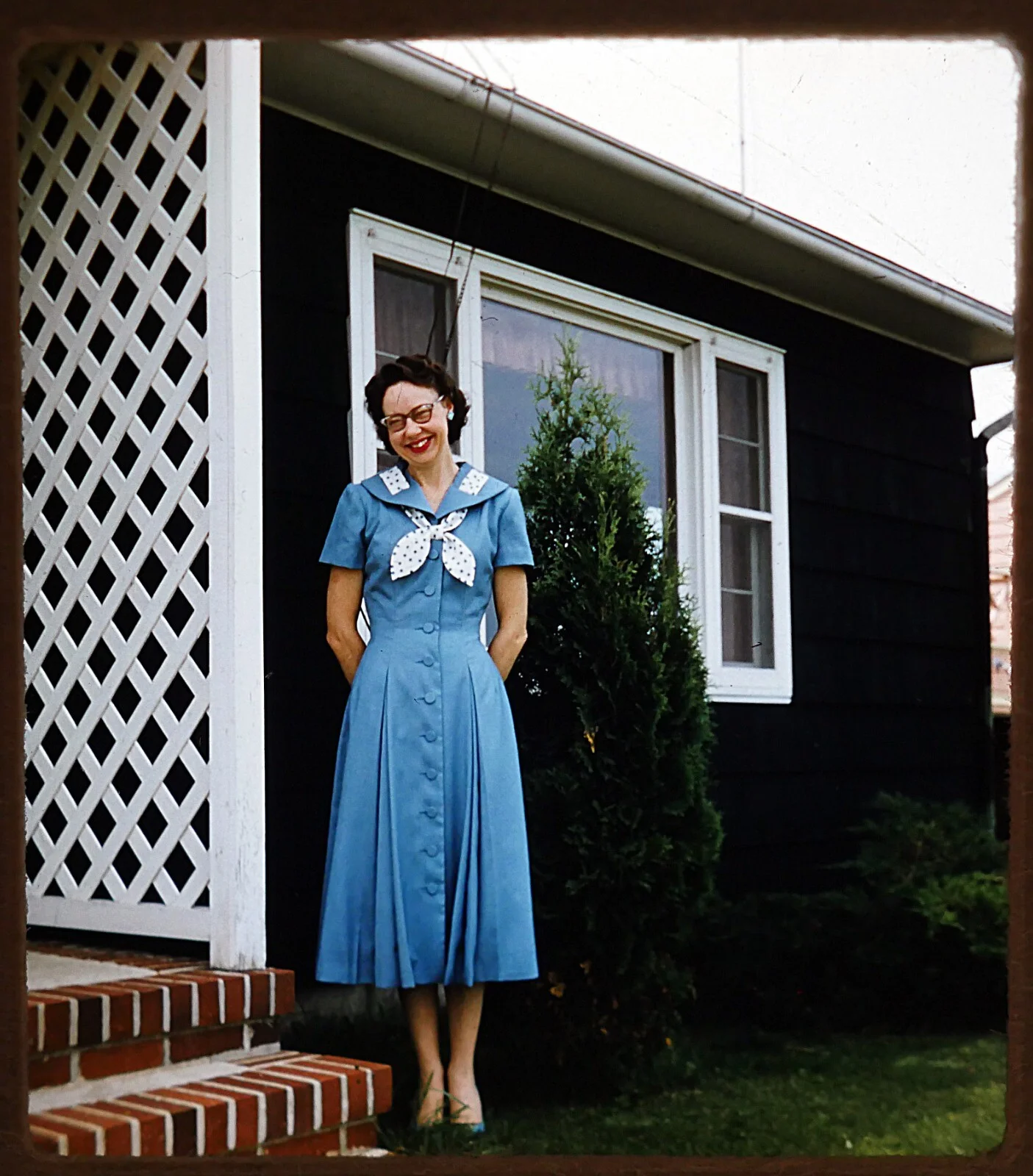 Stereo realist slide - Lady cat eye glasses nice dress by home- 1950s Kodachrome