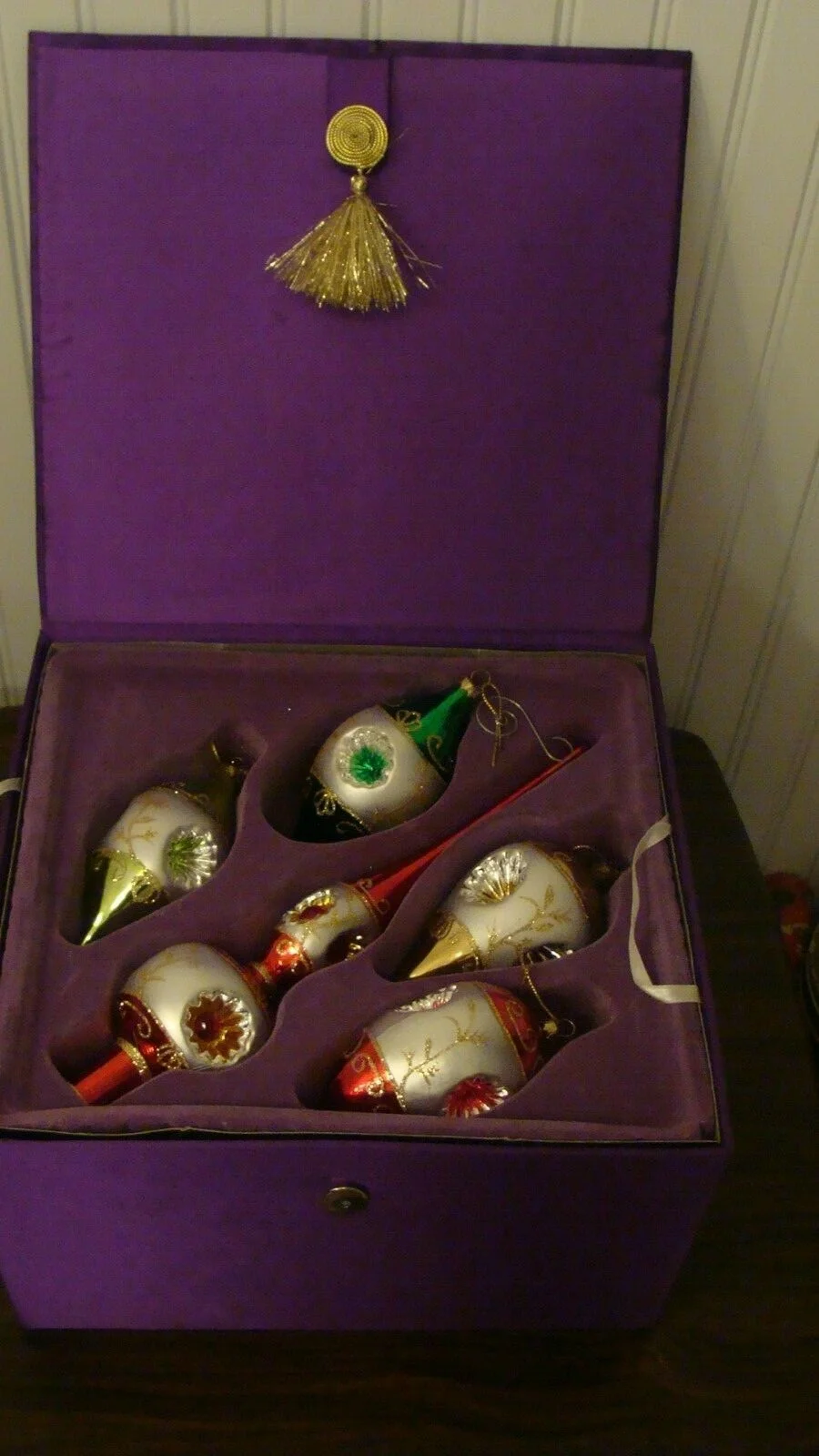 Thomas Pacconi Museum Series Glass Christmas 12 Ornaments in Satin 2 Level Box