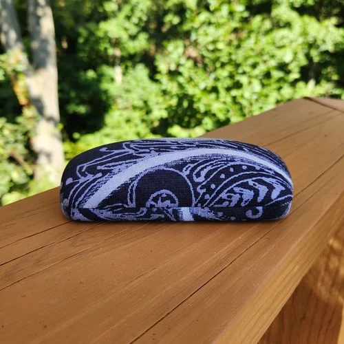 Vera Bradley Hard Clamshell sunglass/eyeglass Case - Retired Indio Blue Pattern 2