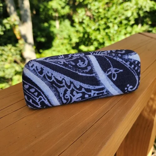 Vera Bradley Hard Clamshell sunglass/eyeglass Case - Retired Indio Blue Pattern 3