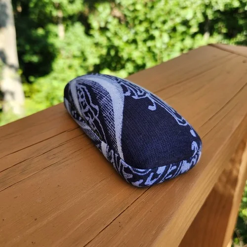 Vera Bradley Hard Clamshell sunglass/eyeglass Case - Retired Indio Blue Pattern 4