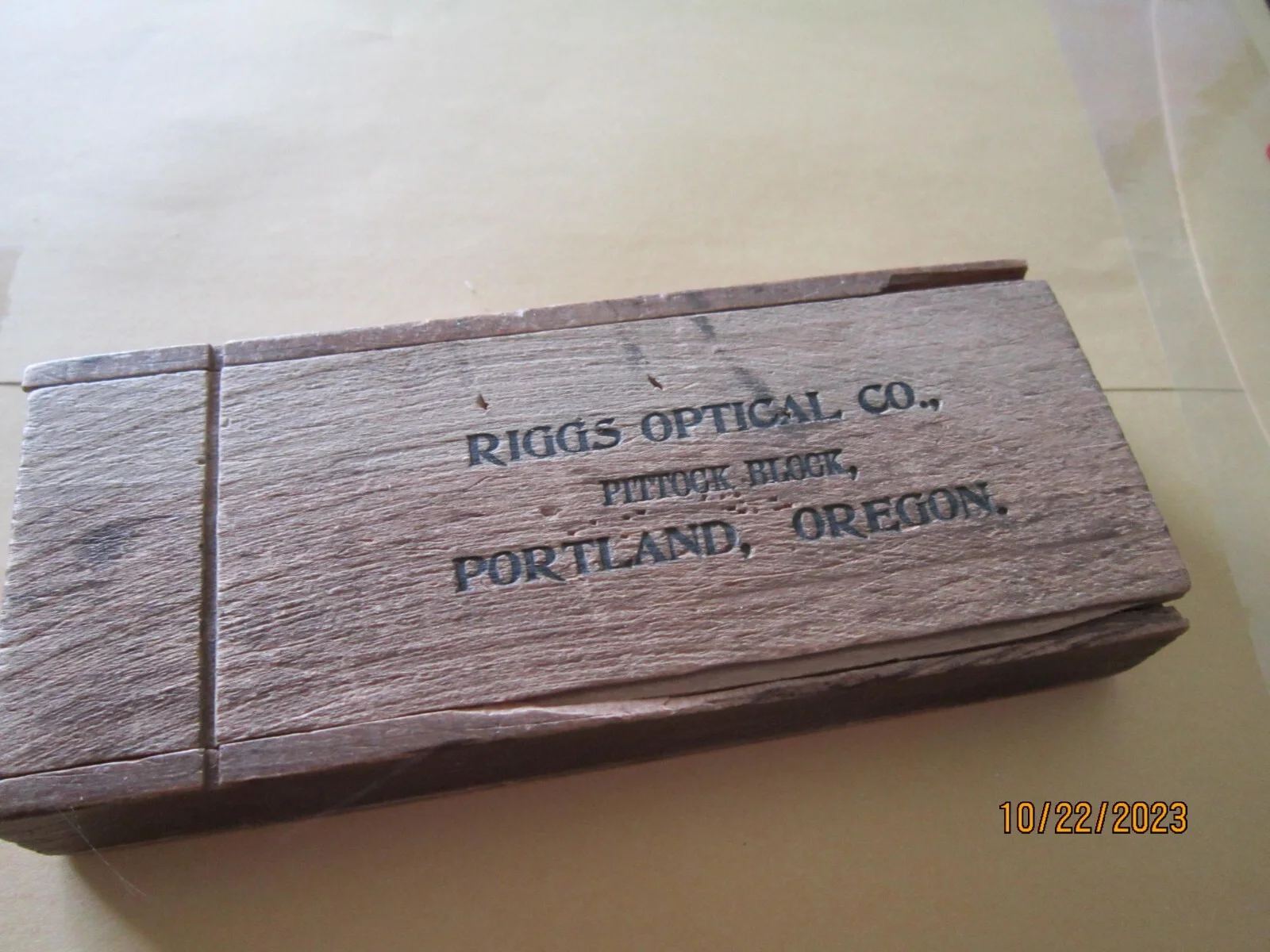 Very Rare Wood Eyeglass case RIGGS OPTICAL Pittock Block Portland Oregon Antique