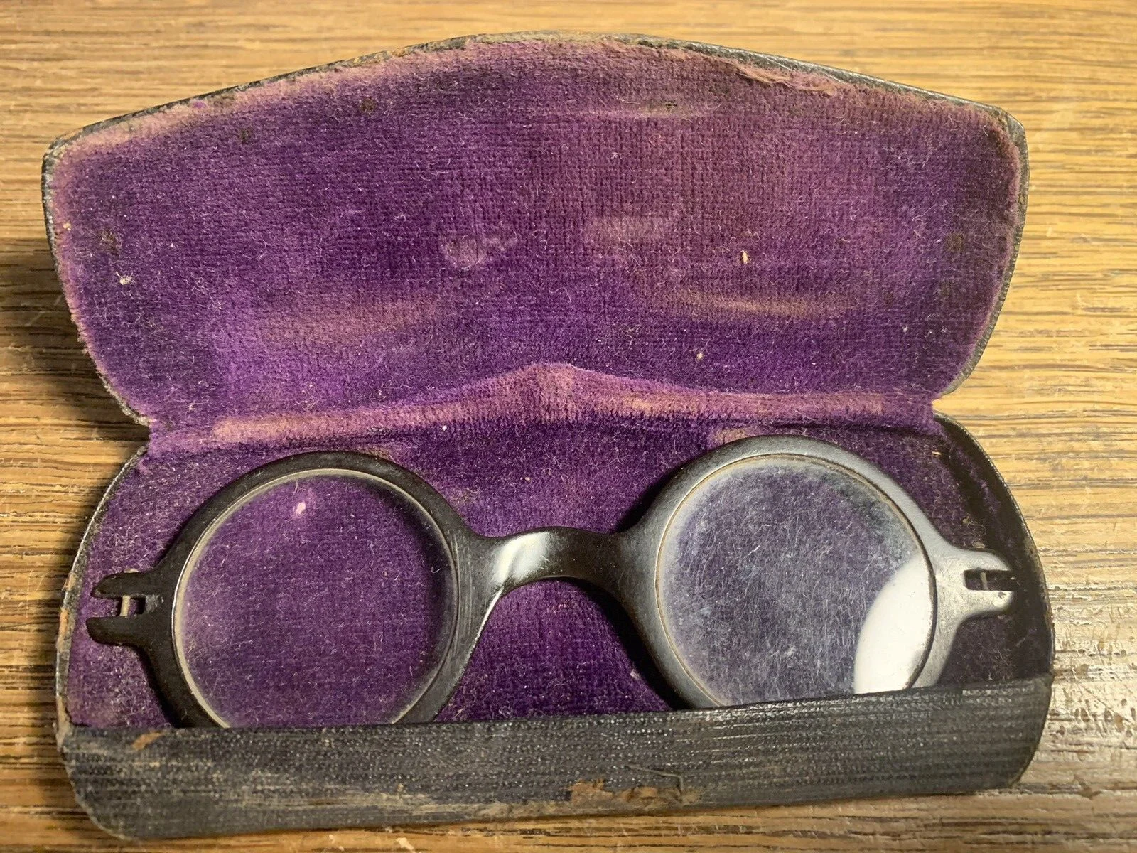 vintage eyeglasses in case unusual black rims (no temples) in old case unbranded
