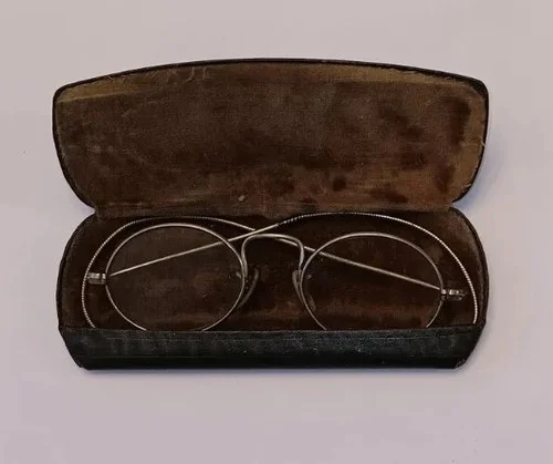 Vintage Gold Wire Rim eyeglasses. Good condition