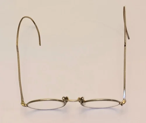Vintage Gold Wire Rim eyeglasses. Good condition 3