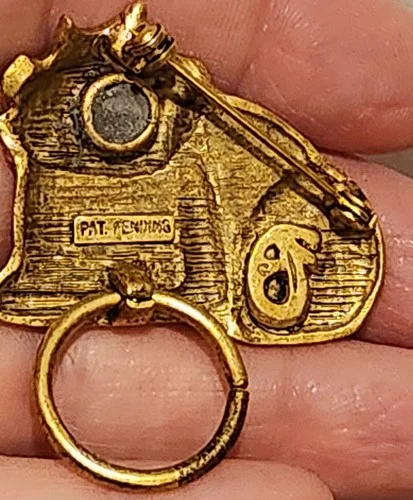Vintage Goldtone Cat Brooch Eyeglasses Holder Pin. Pat Pending Inscribed On It. 3