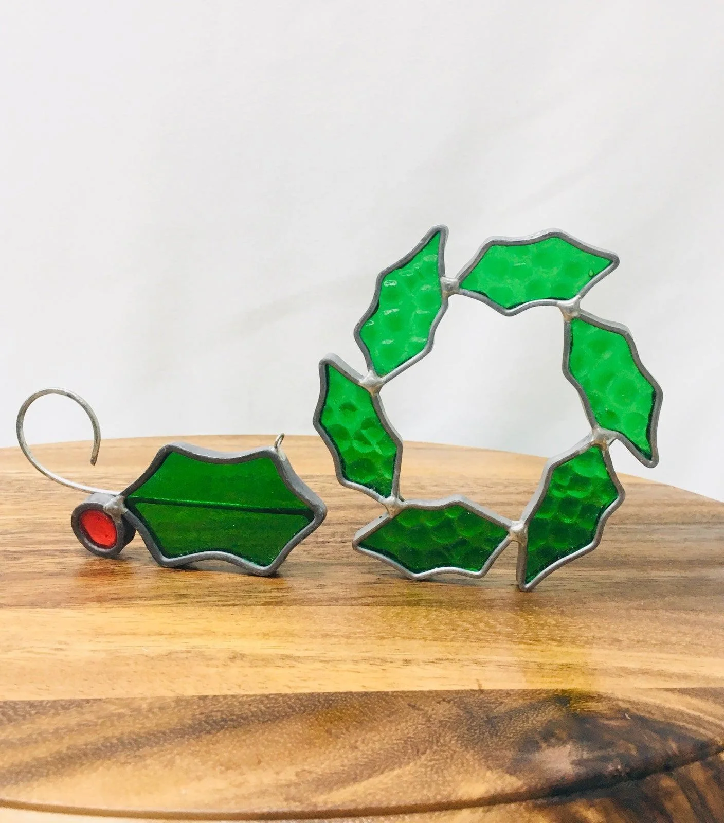 VINTAGE STAINED GLASS GREEN CHRISTMAS WREATH HANGING ORNAMENTS