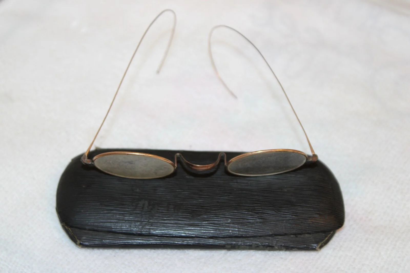 VINTAGE WIRE RIM EYEGLASSES WITH CASE = RICHMOND MICHIGAN 1/10 GOLD FILLED 2