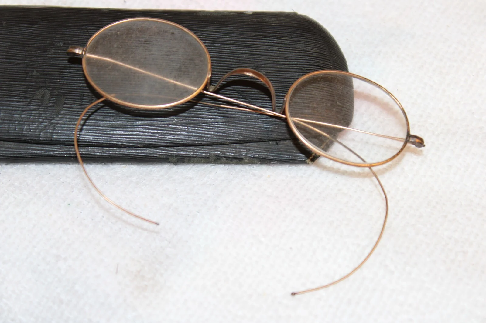 VINTAGE WIRE RIM EYEGLASSES WITH CASE = RICHMOND MICHIGAN 1/10 GOLD FILLED 3